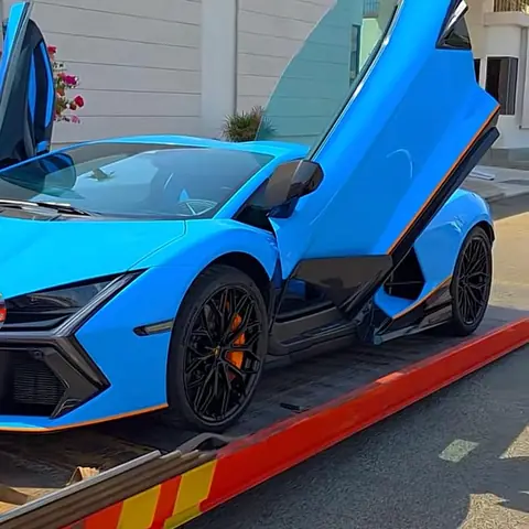 تثبيت السيارة على السطحة قبل النقل