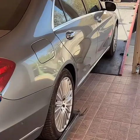 نقل سيارة معطلة إلى الورشة بسطحة المدينة