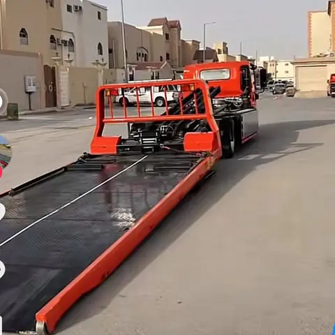 سحب سيارة مصدومة بواسطة سطحة المدينة