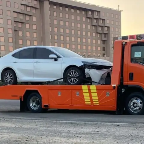 نقل سيارة رياضية منخفضة بسطحة هيدروليك